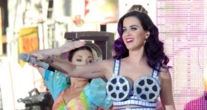 katy perry ganti baju