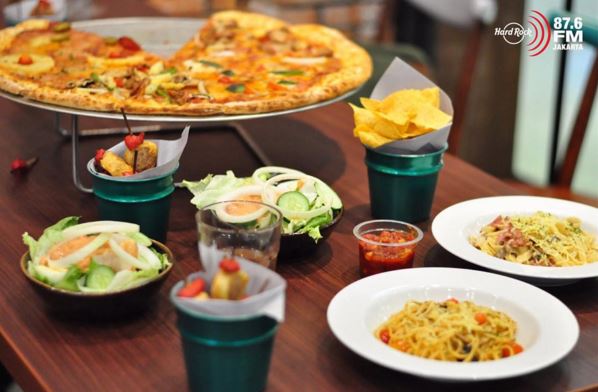 Hawaii Aloha Pizza, Spaghetti & Fettucini, and also Salad from @mykitchenph