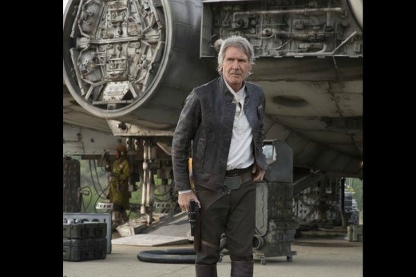Harrison Ford melelangkan jaket kulit yang digunakan dalam Star Wars: The Force Awakens
