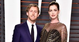 Anne Hathaway bersama Sang Suami, Adam Shulman, saat menghadiri acara Vanity Fair 28 Februari lalu, masih dalam keadaan hamil besar | eonline.com