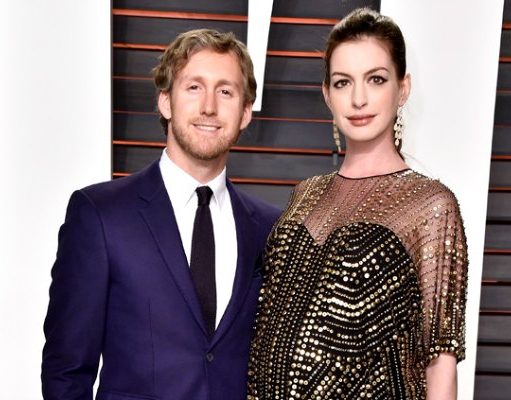 Anne Hathaway bersama Sang Suami, Adam Shulman, saat menghadiri acara Vanity Fair 28 Februari lalu, masih dalam keadaan hamil besar | eonline.com