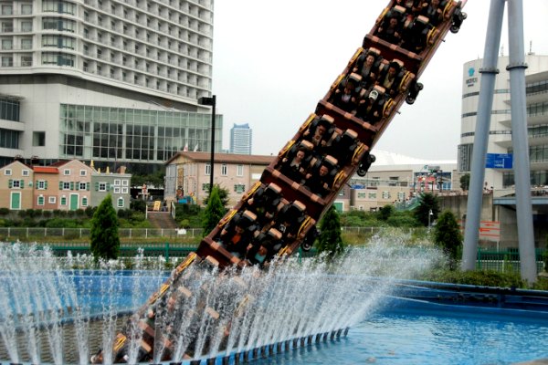 Ini dia under water roller coaster | whenonearth.net