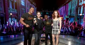 Dwayne Johnson dan Kevin Hart bersama director/producer J.J. Abrams dan Daisy Ridley, menerima penghargaan Movie of the Year untuk Star Wars: The Force Awakens di Warner Bros. Studios pada 9 April 2016, Burbank, California | cbsnews.com