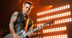 DJ Ashba menolak gabung dalam tur reuni Guns N' Roses | rollingstone.com