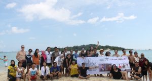 Peserta Explore Nusantara foto bersama dengan latar keindahan Pulau Pasir