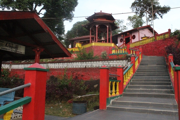 Peserta harus melewati 86 anak tangga jika ingin ke Vihara Dewi Kwan Im