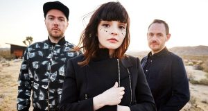 Chvrches gandeng Hayley Williams dalam rework "Bury It" | theguardian.com