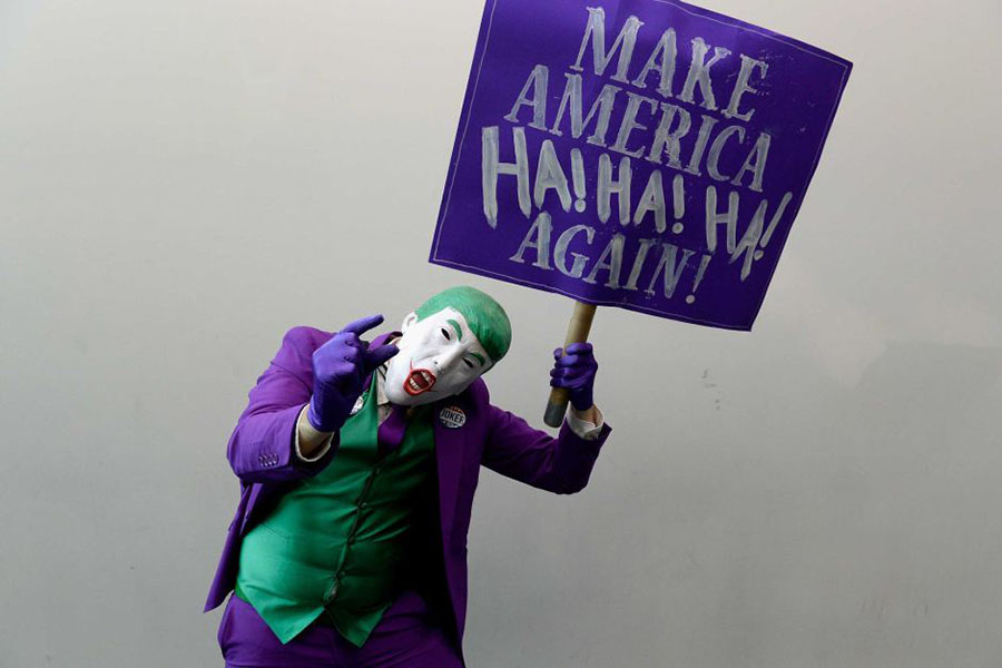 Mark Hamill Bacakan Tweet Donald Trump Sebagai Joker