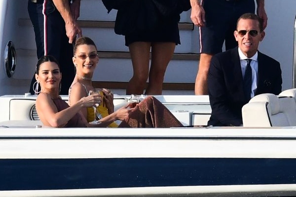 Kendall Jenner dan Bella Hadid Berpesta di Atas Yacht 3