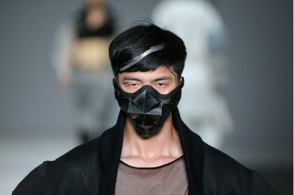 Masked. Человек в черной маске. Черная маска. Маски для лица футуристичные. Защитная маска на подиуме.