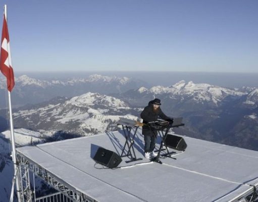 DJ Prancis Tampil Di Puncak Gunung Swiss