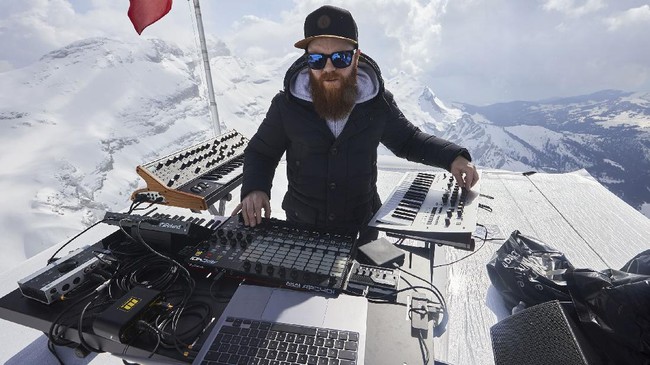 DJ Prancis Tampil Di Puncak Gunung Swiss