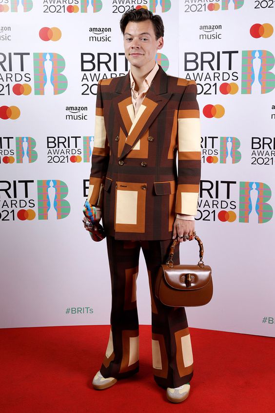 Gaya Berpakaian Terunik Di Brit Awards 2021 