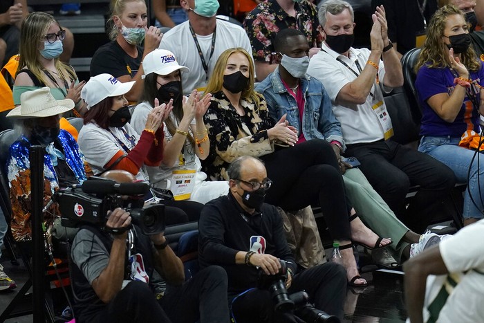 Adele Tertangkap Kamera Gandeng Pacar Baru Saat Menonton NBA Finals 