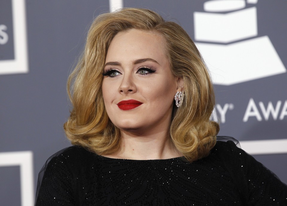 Adele Tertangkap Kamera Gandeng Pacar Baru Saat Menonton NBA Finals