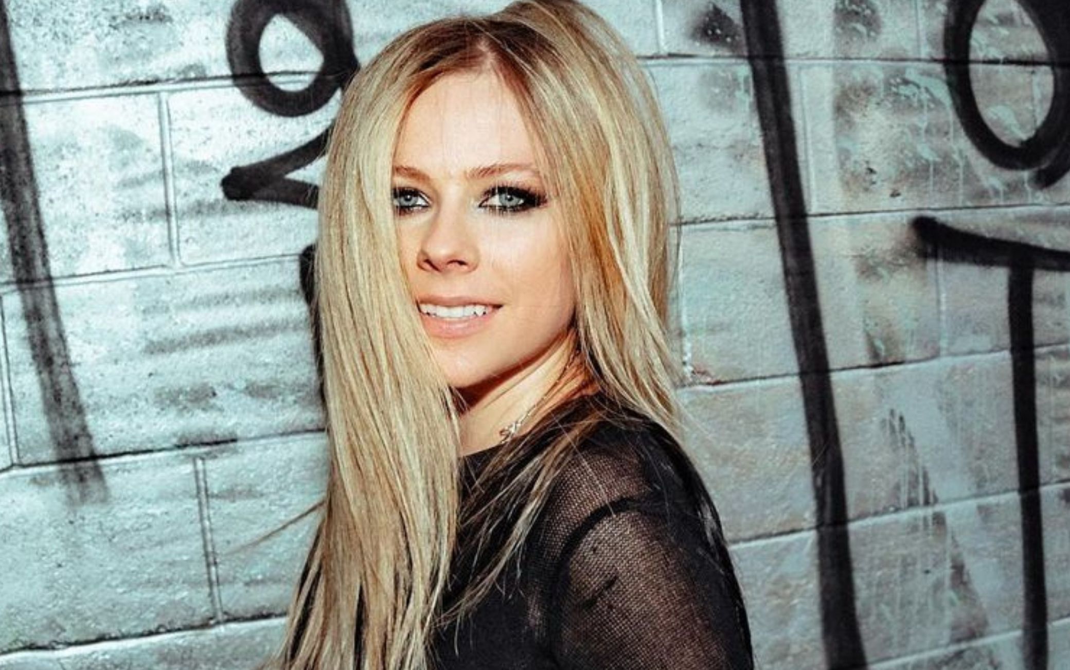 Avril Lavigne Rilis Single "Bite Me" Bernuansa Rock Era 2000an