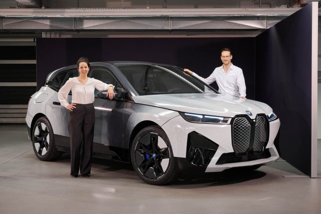 BMW Kenalkan Mobil 'Bunglon' yang Dapat Berubah Warna Di CES 2022
