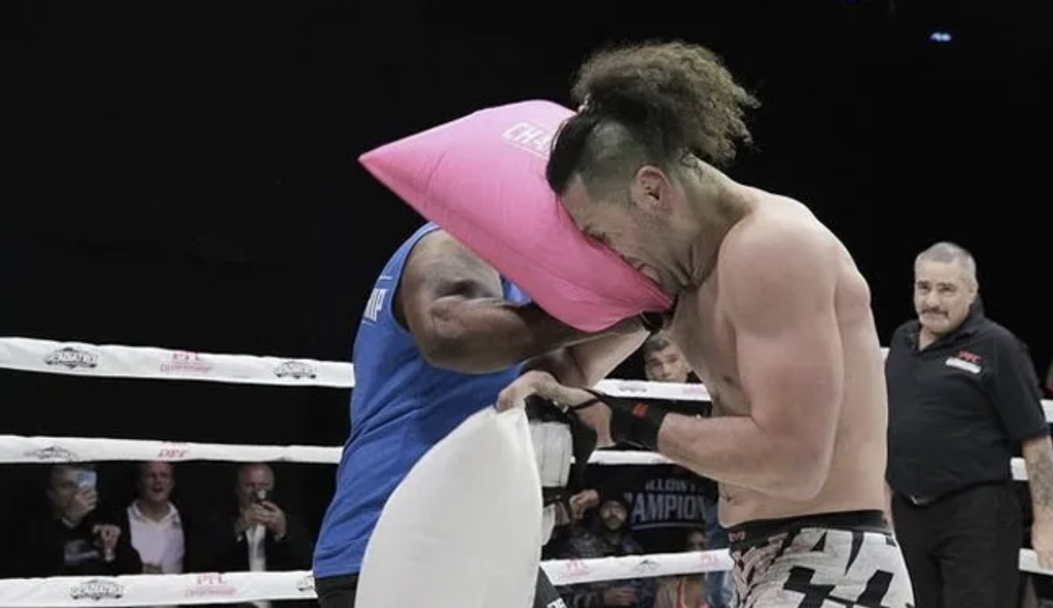 Perang Bantal 'Pillow Fight Championship' Resmi Jadi Olahraga Profesional