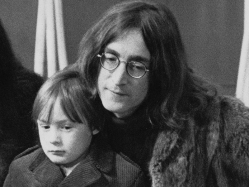 Anak John Lennon Akhirnya Nyanyikan Lagu 'Imagine' Setelah Melihat Tanda Akhir Dunia