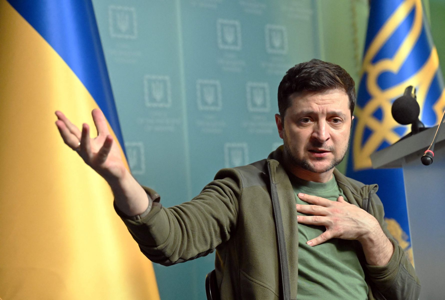 Jaket Fleece Hijau Presiden Ukraina Laku Terjual Seharga Rp 1,6 Miliar