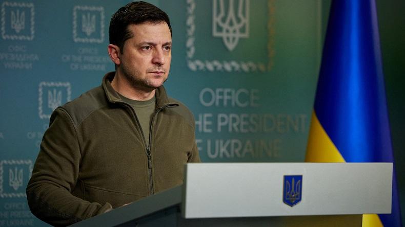 Jaket Fleece Hijau Presiden Ukraina Laku Terjual Seharga Rp 1,6 Miliar