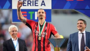 Selebrasi Hisap Cerutu Ibrahimovic di Podium Juara AC Milan