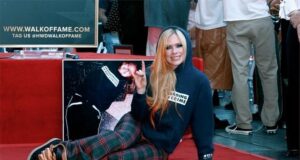 Nama Avril Lavigne Terukir di Bintang Hollywood Walk of Fame