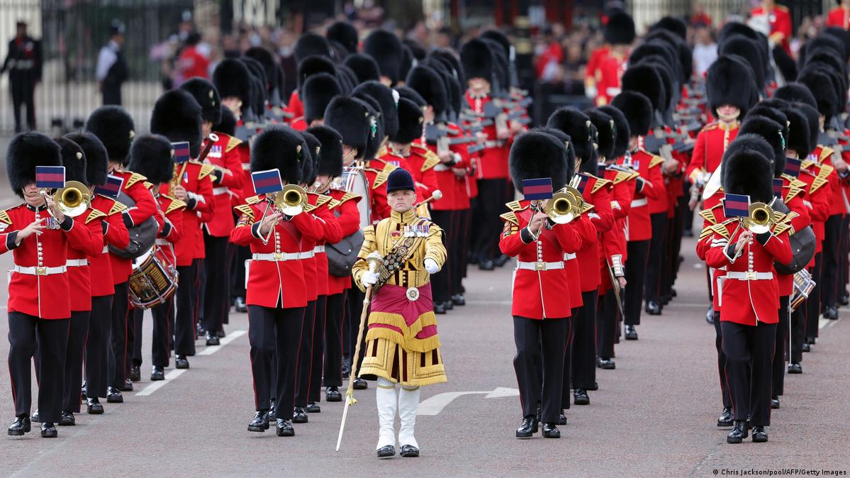 Sederet Fakta Unik Topi Tinggi dan Berbulu Pasukan Kerajaan Inggris