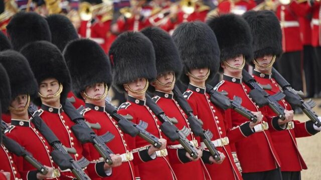 Sederet Fakata Unik Topi Tinggi dan Berbulu Pasukan Kerajaan Inggris