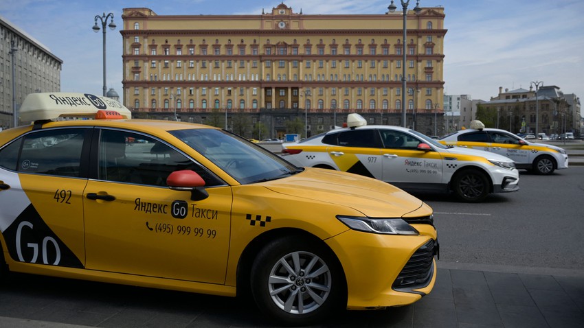 Seperti Film James Bond, Hacker Banjiri Kota Moskow Dengan Taxi