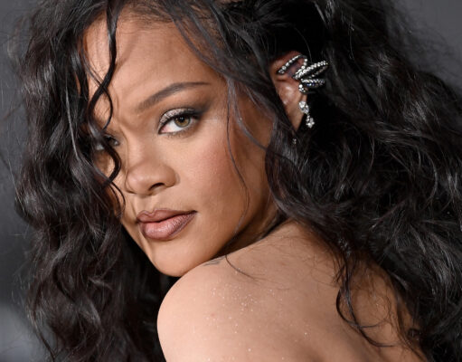 Penyanyi, Rihanna merilis lagu Lift Me Up. Lagu baru tersebut menjadi soundtrack sekuel film Black Panther: Wakanda Forever.