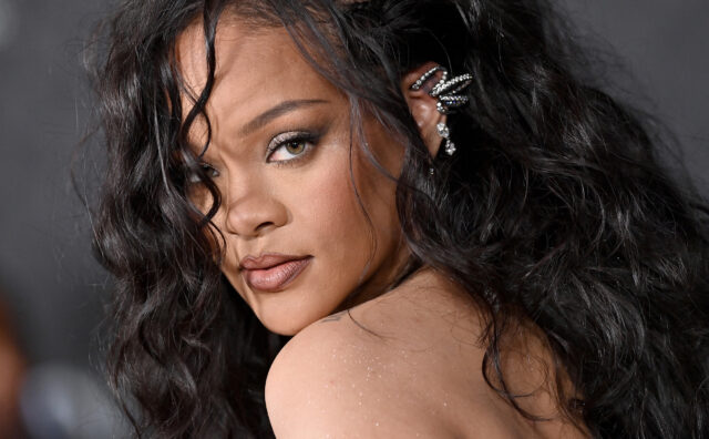Penyanyi, Rihanna merilis lagu Lift Me Up. Lagu baru tersebut menjadi soundtrack sekuel film Black Panther: Wakanda Forever.