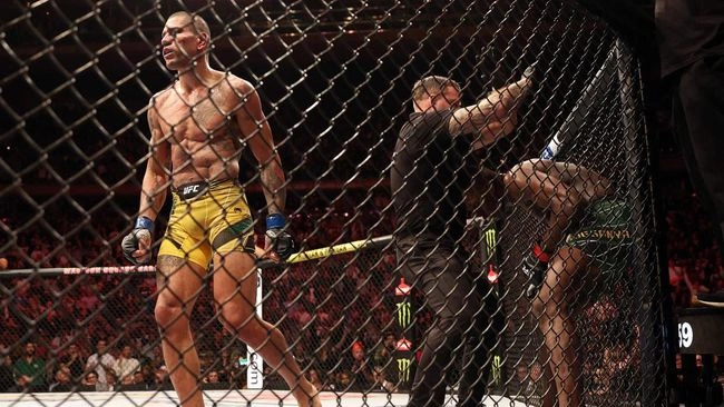 Israel Adesanya Kecewa Dengan Keputusan Wasit Saat Dinyatakan TKO di UFC 281