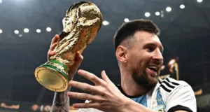 Likes Postingan Piala Dunia Lionel Messi Pecahkan Rekor! Hard Rockers, postingan Lionel Messi sambil memegang trofi usai menjuarai Piala Dunia 2022 Qatar berhasil memecahkan rekor. Unggahan tersebut berhasil memiliki likes terbanyak bagi kalangan tokoh olahraga yang melampaui sang rival Cristiano Ronaldo. Messi mengunggah sederet momen bahagia saat perayaan juara Argentina usai merengkuh trofi Piala Dunia 2022 pada Senin (19/12) dini hari WIB. Argentina juara usai menang adu penalti 4-2 (3-3) atas Prancis di Stadion Lusail. Dari pantauan Hard Rock FM hingga Selasa (20/12) pukul 12.45 WIB, jumlah likes foto Messi mencapai 54 juta lebih. Dilansir dari ESPN, jumlah likes itu menciptakan rekor tersendiri dari kalangan tokoh olahraga. Dengan jumlah likes sebanyak itu, Messi melewati jumlah likes sang rival Cristiano Ronaldo. CR7 sempat mengunggah foto saat ia tampak bermain catur dengan Messi dalam sebuah iklan jelang Piala Dunia 2022 untuk merek fesyen kenamaan Louis Vitton. Unggahan Ronaldo itu jumlah likes-nya mencapai 41.943.884 juta. "Juara Dunia!!!!!!!" tulis bahagia Messi membuka unggahan yang disertai foto-foto aksi di lapangan saat bertanding maupun ketika merayakan kemenangan hingga angkat piala. "Terima kasih banyak untuk keluarga saya, untuk semua yang mendukung saya dan untuk semua yang percaya pada kami. Kami menunjukkan sekali lagi dengan bersatu dan berjuang bersama, Argentina bisa mencapai target," sambung Messi. Kapten Argentina sekaligus pemain PSG juga menyebutkan alasan penting di balik kesuksesan Albiceleste meraih bintang ketiga setelah 1978 dan 1986. Baca Juga: Melihat Peluang Spin-Off Film Avatar di Layanan Streaming "Tim ini pantas mendapat penghargaan, karena tidak mementingkan hal individu, dan menjadi kekuatan dari semua perjuangan untuk mewujudkan impian semua masyarakat Argentina. Kami berhasil," tutur Messi. Penulis: Fadia Syah Putranto