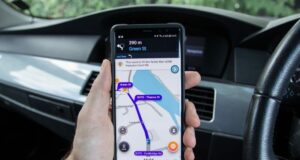 Penunjuk Jalan Terbaik, Google Maps atau Waze?