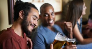 Studi Ungkap Efek Minum Alkohol Bisa Tingkatkan Bicara Bahasa Inggris