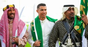 Peringati Hari Pendirian Saudi, Cristiano Ronaldo Pakai Gamis dan Bawa Pedang