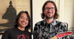 Gitaris RHCP Minta Oleh-oleh Batik ke Dewa Budjana