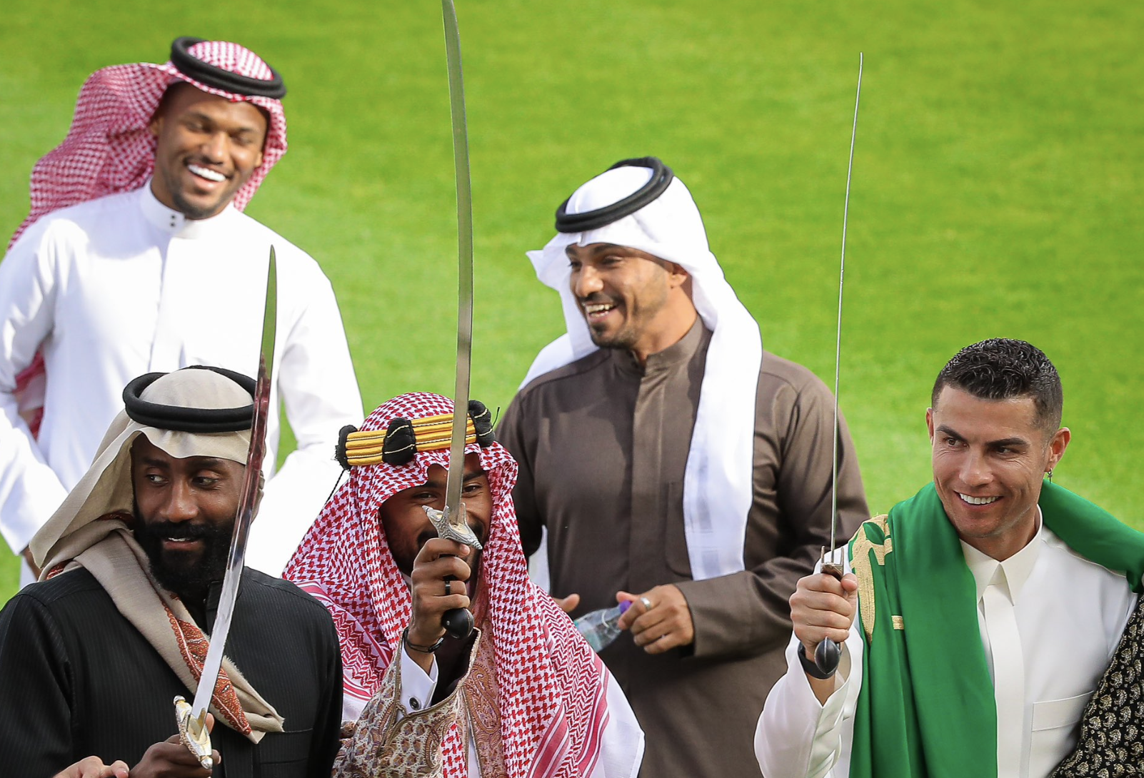 Peringati Hari Pendirian Saudi, Cristiano Ronaldo Pakai Gamis dan Bawa Pedang