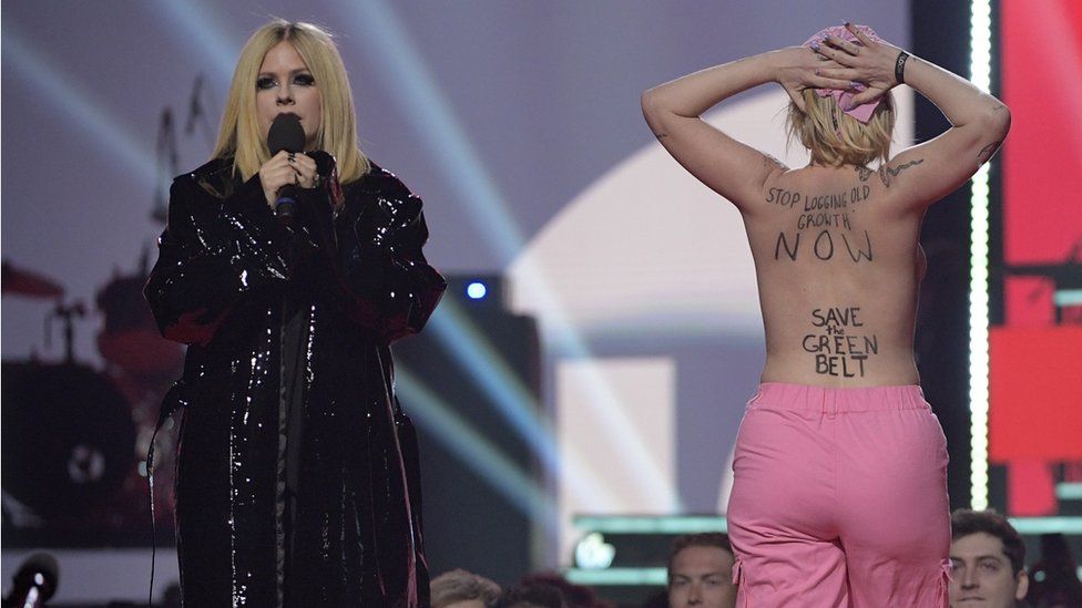 Cara Avril Lavigne Atasi Perempuan Telanjang Dada di Panggungnya