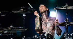 Jari Tangan Travis Barker Robek, Konser Blink 182 Ditunda