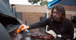 Dave Grohl Masak Hingga 18 Jam untuk Bantu Ratusan Tunawisma di LA