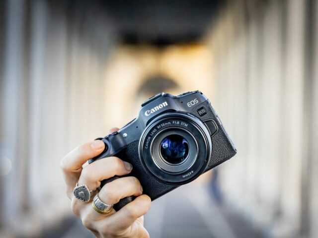 Canon Rilis EOS R8 dengan Bentuk Ringkas