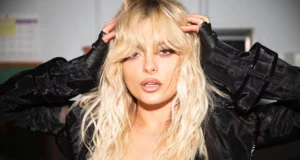 Bebe Rexha Dilempar HP Sama Penonton, Kok Bisa?