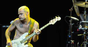 Flea Mau Rilis Ulang Album Debut RHCP Karena Ngerasa Gak Puas