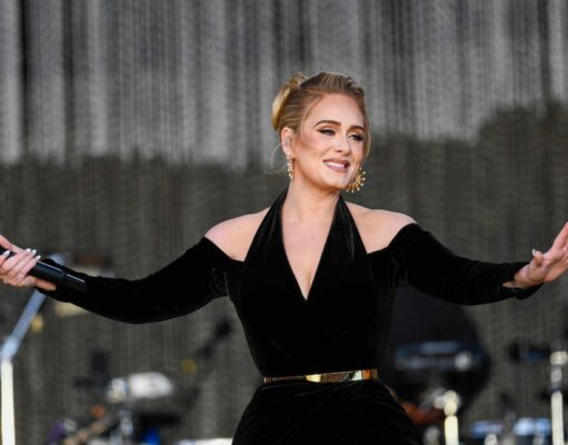 Adele Bakal Lakuin Hal Ini Jika Penonton Berani Timpuk Dirinya di Panggung