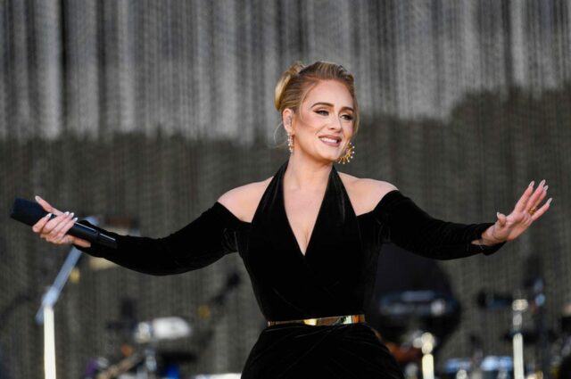 Adele Bakal Lakuin Hal Ini Jika Penonton Berani Timpuk Dirinya di Panggung