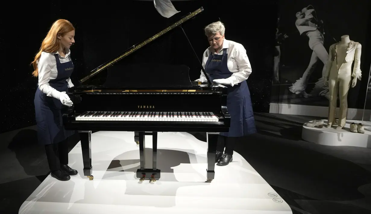 Koleksi Pribadi Freddie Mercury Bakal Dilelang, Mulai Mahkota Hingga Piano
