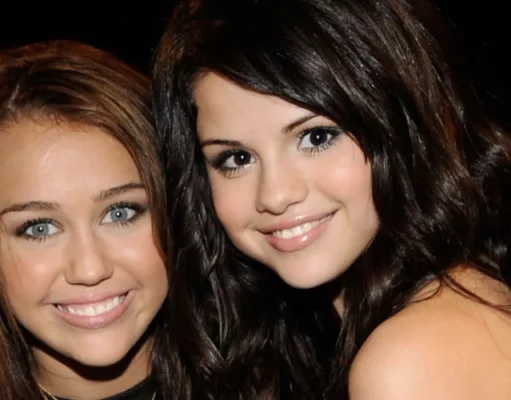 Saling Support, Miley Cyrus & Selena Gomez Rilis Lagu Barengan