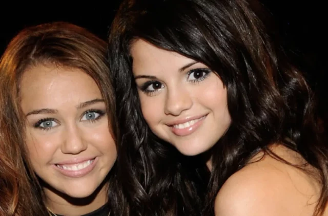 Saling Support, Miley Cyrus & Selena Gomez Rilis Lagu Barengan